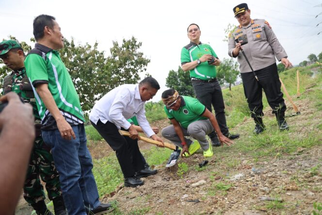
 Gubernur Banten Andra Soni saat Kegiatan penanaman 100 pohon kelor di bantaran Kali Bedeng Kasemen, Lingkungan BBS Pengayoman, Kelurahan Sukadana, Kecamatan Kasemen, Kota Serang. Foto: ist