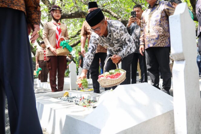 
 Gubernur Banten Andra Soni saat menghadiri Peringatan Hari Bhakti Taruna ke-80 di Taman Makam Pahlawan (TMP) Taruna Tangerang, Jalan Daan Mogot, Kota Tangerang. Foto: ist