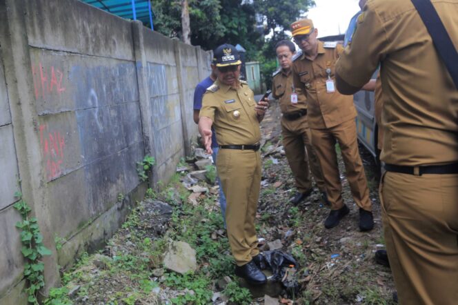 
 Wali Kota Tangerang Sachrudin saat meninjau akses Jalan Menuju RSUD Panunggangan Barat Cibodas Kota Tangerang. Foto: ist
