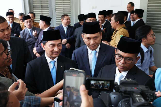 
 Gubernur Banten Andra Soni saat melayani Doorstop awak media. Foto: ist