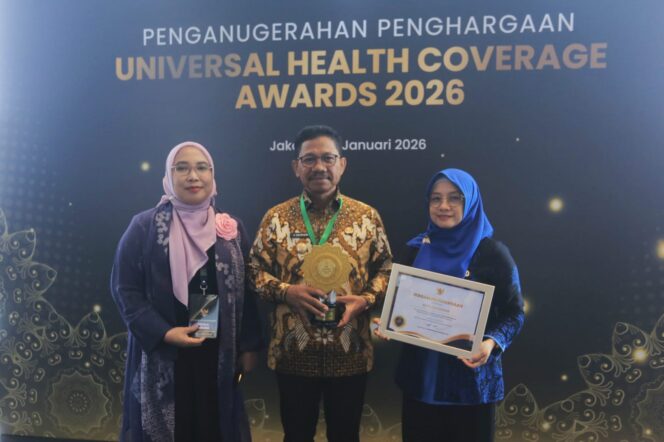 
 Wali Kota Tangerang Sachrudin Didampingi Kepala Dinkes Kota Tangerang Dini Anggraeni saat menerima penghargaan UHC Award 2026 Kategori Madya dari Kementerian Koordinator Bidang Pemberdayaan Masyarakat. Foto: ist