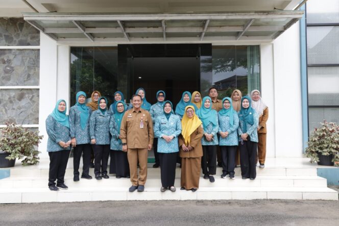 
 Ketua TP PKK Provinsi Banten Tinawati Andra Soni bersama Kepala Dinas Pemberdayaan Masyarakat Desa (DPMD) Gunawan Rusminto usai Rapat di Kantor TP PKK Provinsi Banten KP3B Banten. Foto: Ist