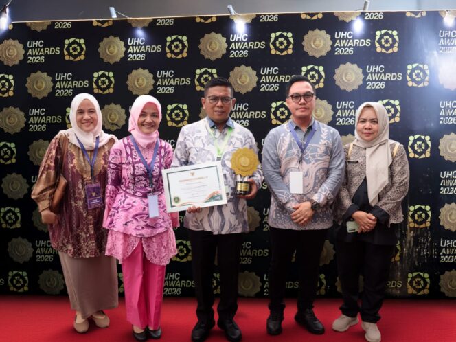 
 Gubernur Banten Andra Soni Didampingi Kepala Dinkes Banten Ati Paramudji Hastuti usai menerima Penghargaan UHC Award 2026 Kategori Pratama yang diselenggarakan di Jakarta International Expo (JIExpo) Kemayoran, Jakarta. Foto: ist