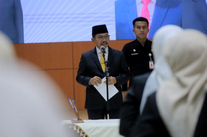 
 Wali Kota Tangerang H. Sachrudin secara resmi melantik dan mengambil sumpah 61 Pejabat Administrator, Pejabat Pengawas dan dokter. Foto: ist