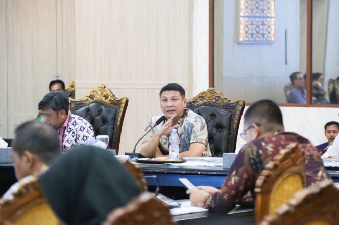 
 Sekretaris Daerah Provinsi Banten Deden Apriandhi Hartawan saat memimpin rapat koordinasi persiapan HPN 2026 di Pendopo Gubernur Banten, KP3B, Kecamatan Curug, Kota Serang. Foto: ist