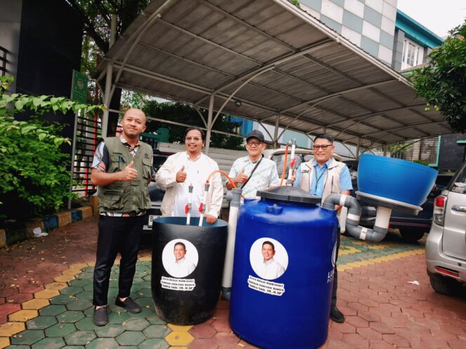 
 Lurah Pakulonan, Dwi Santoso saat Menerima Toren Pengolah Sampah Organik. Foto: Agam
