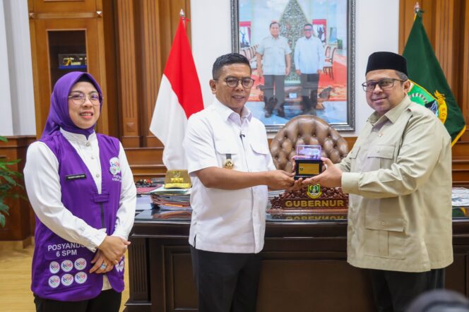 
 Gubernur Banten, Andra Soni saat menerima kunjungan Kepala Badan Penyelenggara Jaminan Produk Halal (BPJPH), Ahmad Haikal Hasan, di Ruang Kerja Gubernur Banten, KP3B, Curug, Kota Serang. Foto: ist