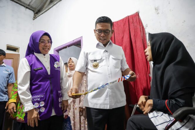 
 Gubernur Banten Andra Soni bersama Ketua TP PKK Provinsi Banten Tinawati Andra Soni saat kunjungi atlet paralimpic peraih medali emas ASEAN Para Games 2026 asal Kota Cilegon, Handayani dikediaman Ciwaduk Kota Cilegon. Foto: ist
