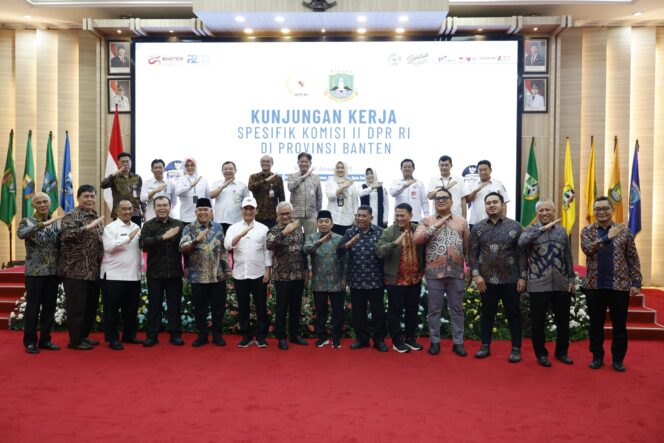 
 PT Bank Pembangunan Daerah Banten (Perseroda) Tbk atau Bank Banten menerima Kunjungan Kerja (Kunker) spesifik Komisi II DPR RI yang dilaksanakan di Pendopo Gubernur Banten, Kawasan Pusat Pemerintahan Provinsi Banten (KP3B) dan Kantor Pusat Grha Bank Banten, Kota Serang. Foto: ist