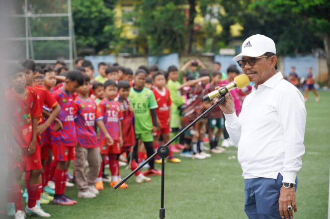 
 Wali Kota Tangerang, H. Sachrudin saat membuka kompetisi sepak bola kelompok umur Liga PASS Kota Tangerang 2026 untuk usia 10–12 tahun, yang digelar di Stadion Mini Sudimara Barat. Foto: ist