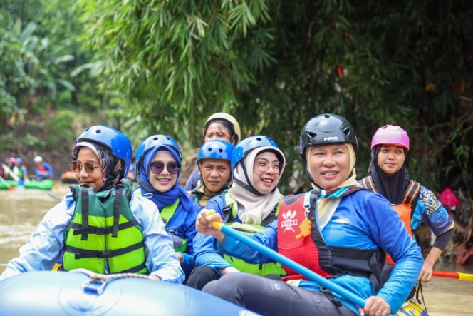 
 Ketua TP PKK Provinsi Banten Tinawati Andra Soni saat menjajal langsung jalur Wisata Edukasi Kali Cibanten. Foto: ist
