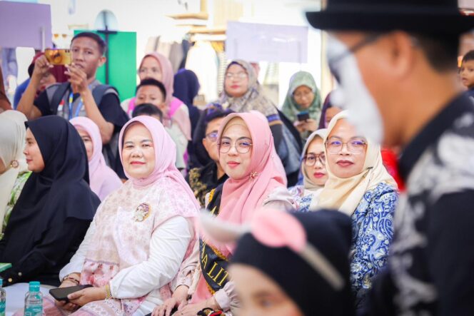 
 Bunda Literasi Provinsi Banten Tinawati Andra Soni saat membuka Festival Literasi 2026 yang digelar dalam rangka Hari Membacakan Nyaring Sedunia (World Read Aloud Day), bertempat di Mall of Serang. Foto: ist