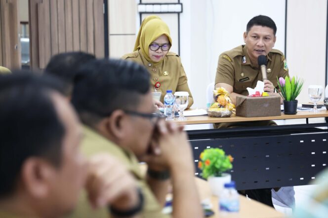 
 Sekretaris Daerah Provinsi Banten Deden Apriandhi Hartawan Deden saat memimpin Rapat Koordinasi Pemberantasan Korupsi Provinsi Banten Tahun 2026 di Aula Inspektorat Provinsi Banten, KP3B Curug, Kota Serang. Foto: ist