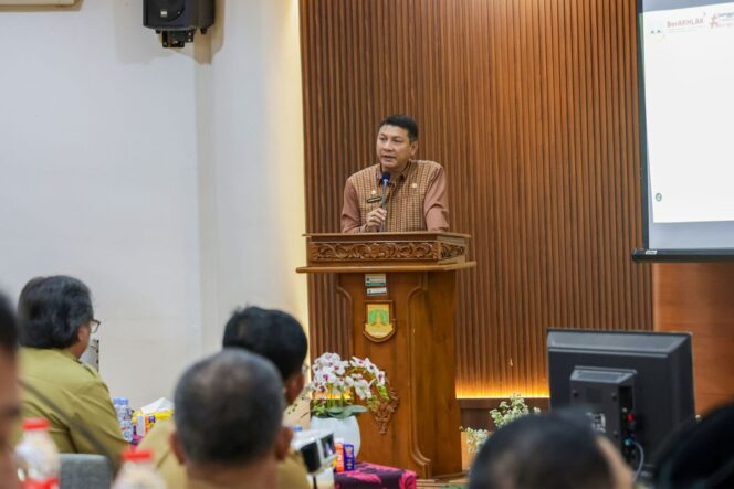 
 Sekda Banten Deden Apriandhi Hartawan saat memberikan arahan pada kegiatan Forum Organisasi Perangkat Daerah (OPD) Dinas PRKP Provinsi Banten. Kegiatan dilaksanakan di Aula Surosowan, Kawasan Pusat Pemerintahan Provinsi Banten (KP3B), Kota Serang. Foto: ist