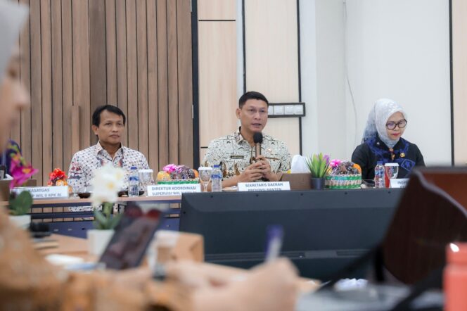 
 Sekretaris Daerah Deden Apriandhi saat rapat dengan KPK dihadiri oleh Direktur Koordinasi dan Supervisi (Korsup) Wilayah II KPK Brigjen Bahtiar Ujang Purnama. Foto: ist