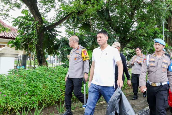 
 Kapolda Banten, Irjen.Pol.Hengki bersama Sekda Banten Deden Apriandhi Hartawan saat Aksi Bersih-bersih Banten Lama dalam Rangka Melaksanakan Gerakan Indonesia ASRI. Foto: ist