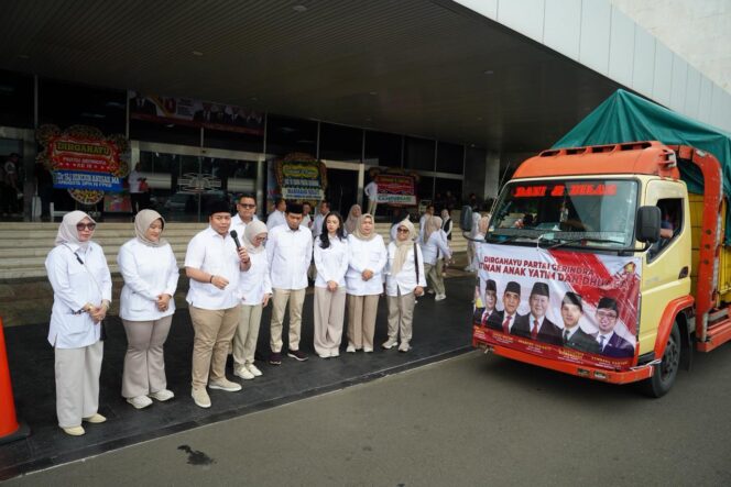 
 Anggota DPR RI dari Fraksi Partai Gerindra saat Pelepasan bantuan sembako dilaksanakan di halaman Gedung Nusantara V DPR RI, Kompleks Parlemen, Senayan, Jakarta. Foto: ist