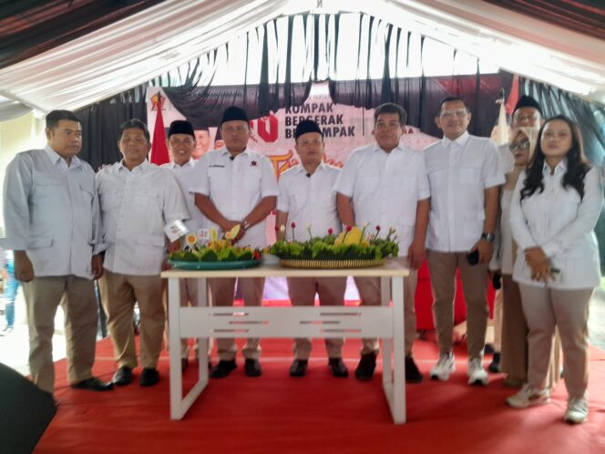 
 Ketua DPC Gerindra Kota Tangerang H.Turidi Susanto bersama Fraksi Gerindra DPRD Kota Tangerang. Foto: Jambrong 