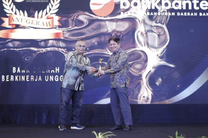 
 Direktur Kepatuhan Bank Banten, Eko Virgianto saat menerima penghargaan Indoposco. Foto: ist 