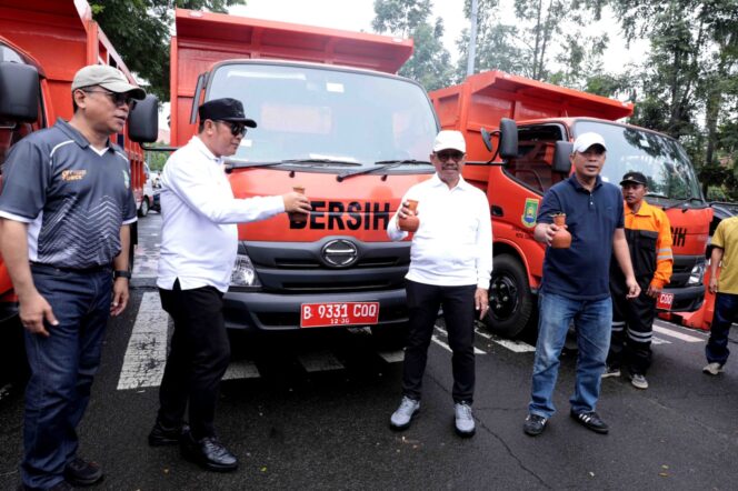 
 Wali Kota Tangerang Sachrudin dan Wakil Wali Kota Tangerang Maryono saat Menyerahkan Armada Truk Sampah secara simbolism Foto: ist