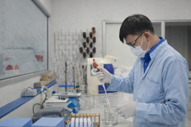 
 Petugas Laboratorium saat Uji Laboratorium Sungai Cisadane. Foto: ist