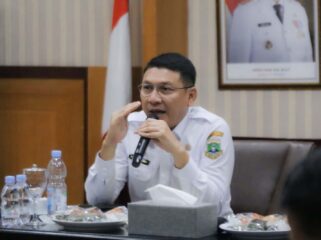 Sekda Banten saat menghadiri Rapat SAKIP (Sistem Akuntabilitas Kinerja Instansi Pemerintah) dan Zona Integritas Award Tahun 2025 Kementerian Pendayagunaan Aparatur Negara Reformasi Birokrasi (Kemen PAN-RB) di Ruang Rapat Sekretaris Daerah Provinsi Banten, KP3B Curug, Kota Serang. Foto: ist 