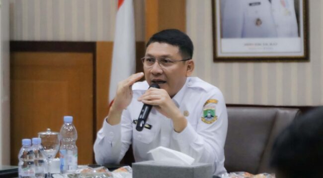 Sekda Banten saat menghadiri Rapat SAKIP (Sistem Akuntabilitas Kinerja Instansi Pemerintah) dan Zona Integritas Award Tahun 2025 Kementerian Pendayagunaan Aparatur Negara Reformasi Birokrasi (Kemen PAN-RB) di Ruang Rapat Sekretaris Daerah Provinsi Banten, KP3B Curug, Kota Serang. Foto: ist 