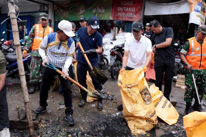 
 Menteri Lingkungan Hidup Hanif Faisal Nurrofiq bersama Wali Kota Tangerang saat Korve di Pasar Anyar Kota Tangerang. Foto: ist