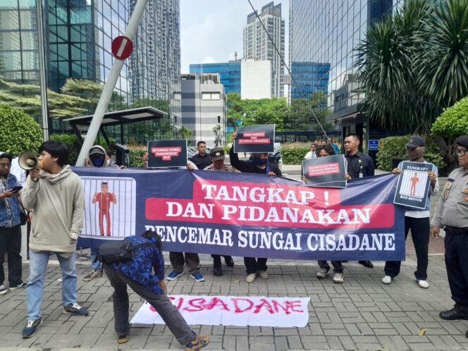 
 Aktivis dan Pegiat Lingkungan Hidup Tangerang yang tergabung dalam Koalisi Aktivis Lingkungan Hidup Tangerang (Kalung) saat menggelar Aksi Simpatik didepan Gedung KLH menuntut segera Tangkap Pencemar Sungai Cisadane. Foto: TangerangPos 