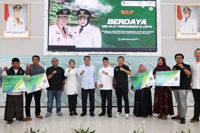 
 Bupati Tangerang Moch Maesyal Rasyid saat Menyerahkan BPJS Ketenagakerjaan secara simbolis kepada Guru Ngaji. Foto: ist