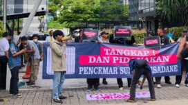 Koalisi Aktivis Lingkungan Hidup Tangerang (Kalung) menggelar aksi simpatik di depan gedung Kantor Kementerian Lingkungan Hidup, Plaza Kuningan, Jakarta. Foto: ist