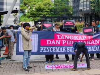 Koalisi Aktivis Lingkungan Hidup Tangerang (Kalung) menggelar aksi simpatik di depan gedung Kantor Kementerian Lingkungan Hidup, Plaza Kuningan, Jakarta. Foto: ist