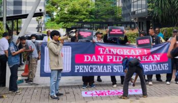 Koalisi Aktivis Lingkungan Hidup Tangerang (Kalung) menggelar aksi simpatik di depan gedung Kantor Kementerian Lingkungan Hidup, Plaza Kuningan, Jakarta. Foto: ist