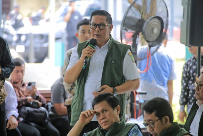 
 Wakil Wali Kota Tangerang, Maryono, saat menghadiri Town Hall Meeting dan Pencanangan Galang RTHB yang digagas oleh Kementerian Koordinator Bidang Infrastruktur dan Pembangunan Kewilayahan Republik Indonesia. Foto: ist