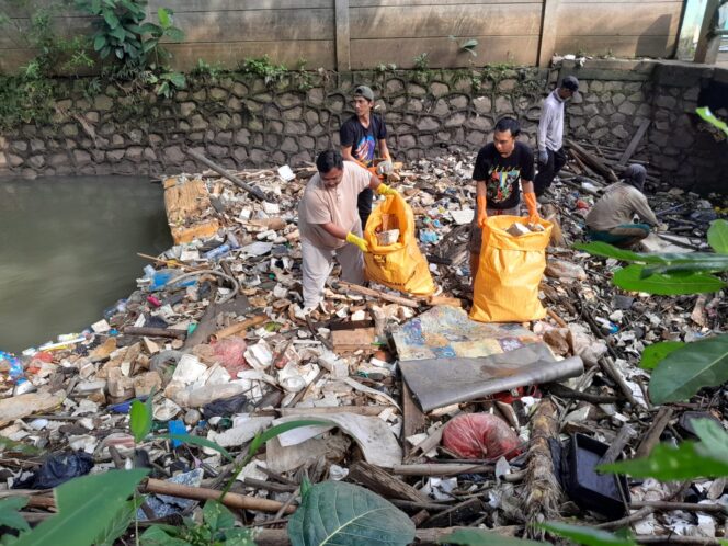 
 Relawan Banksasuci Foundation saat menggelar Aksi Bebersih di Kali Sabi. Foto: Ist