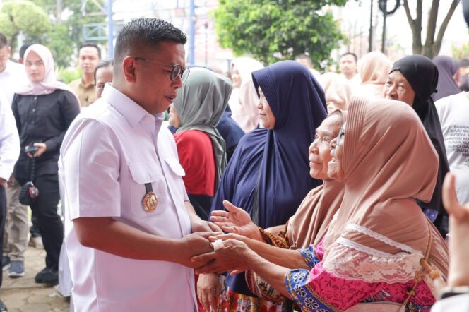 
 Gubernur Banten Andra Soni sapa emak-emak saat meresmikan Pos Kesehatan Merah Putih yang berlokasi di kawasan Tamansari, Kelurahan Cimuncang, Kota Serang. Foto: ist
