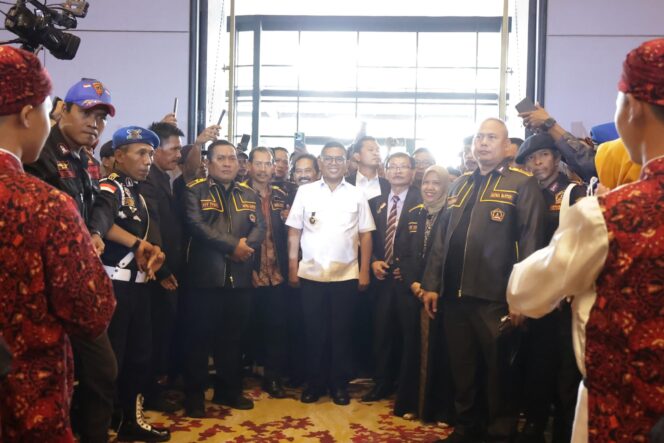 
 Gubernur Banten Andra Soni disambut peserta Musyawarah Nasional (Munas) I Patriot Pemersatu Banten Nasional Indonesia (PPBNI) Satria Banten yang bertempat di Hotel Aston Serang, Kota Serang. Foto: ist