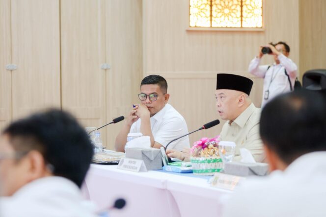 
 Gubernur Banten Andra Soni dan Menteri Perhubungan Dudy Purwagandhi saat Rakor Persiapan Angkutan Mudik Lebaran 2026. Foto: Ist