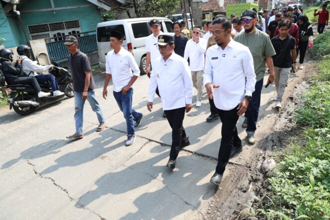 
 Gubernur Banten Andra Soni dan Kepala Dinas PUPR Banten saat Meninjau Ruas Jalan yang akan diperbaiki. Foto: ist