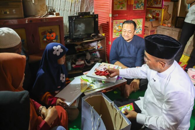
 Gubernur Banten Andra Soni saat mengunjungi kediaman Agista Saputri (10), seorang anak putus sekolah yang berdomisili di Kelurahan Sudimara Selatan, Kecamatan Ciledug, Kota Tangerang. Foto: ist