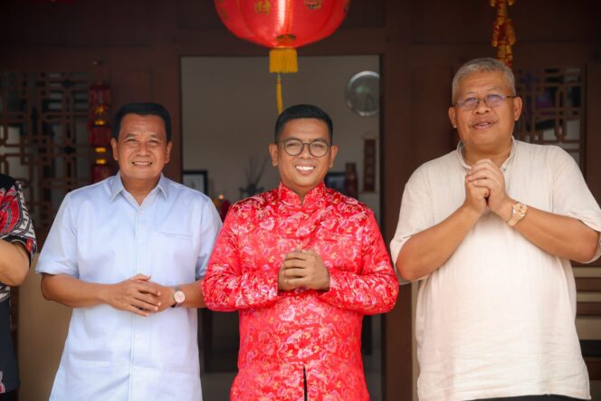 
 Bupati Tangerang Moch. Maesyal Rasyid bersama Gubernur Banten, Andra Soni menghadiri perayaan Tahun Baru Imlek di kediaman tokoh Tionghoa di Desa Situgadung Kec. Pagedangan. Foto: ist