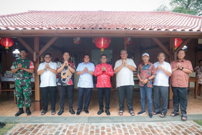 
 Gubernur Banten Andra Soni dan Bupati Tangerang Moch Maesyal Rasyid menghadiri perayaan Tahun Baru Imlek 2577 Kongzili yang diselenggarakan di HS Residence, Situ Gadung, Kecamatan Pagedangan, Kabupaten Tangerang. Foto: ist