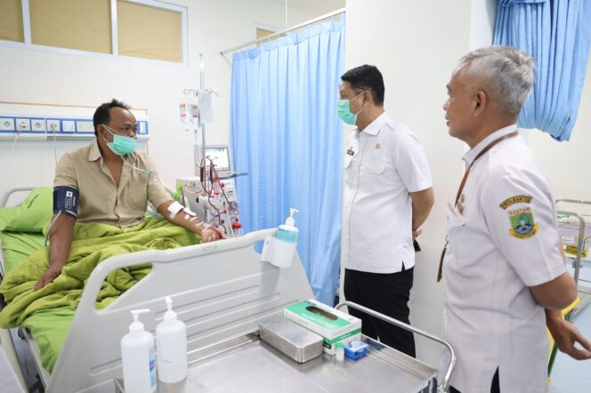 
 Sekretaris Daerah Provinsi Banten Deden Apriandhi Hartawan saat Kunjungi Pasien RSUD Banten. Foto: is