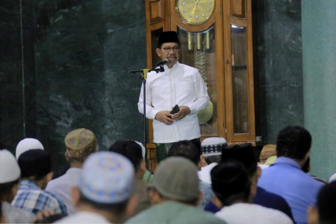 
 Wali Kota Tangerang Sachrudin saat Kultum Tarawih di Masjid Raya Al Azhom. Foto: ist