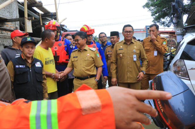
 Wali Kota H. Sachrudin dan Wakil Wali Kota Maryono saat Meninjau Banjir Kota Tangerang. Foto: ist 