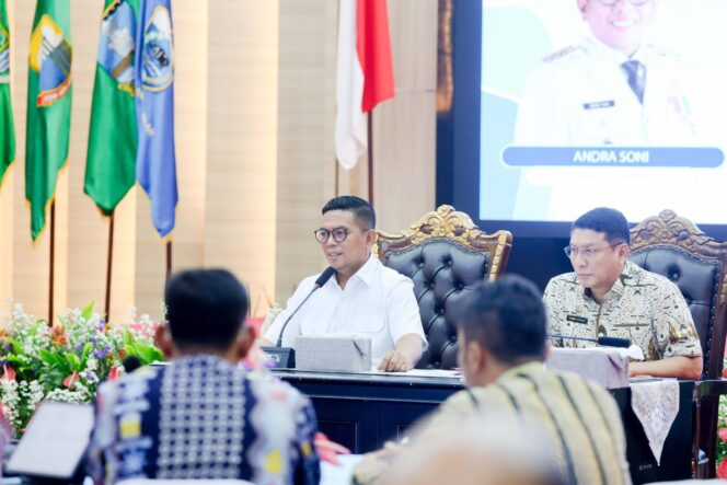 
 Gubernur Banten Andra Soni saat Pimpin Rapat Pimpinan OPD di Lingkup Pemprov Banten. Foto: ist