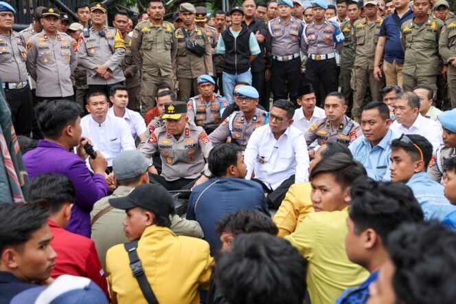 
 Gubernur Banten Andra Soni saat menemui Aliansi BEM Se-Banten. Foto: ist