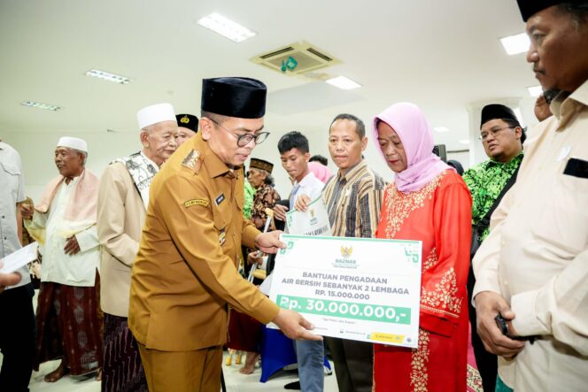 
 Gubernur Banten Andra Soni saat menyalurkan bantuan sosial kepada masyarakat pada kegiatan safari Ramadan 1447 H perdana yang dilaksanakan di Masjid Raya Al-Bantani, Kota Serang. Foto: ist