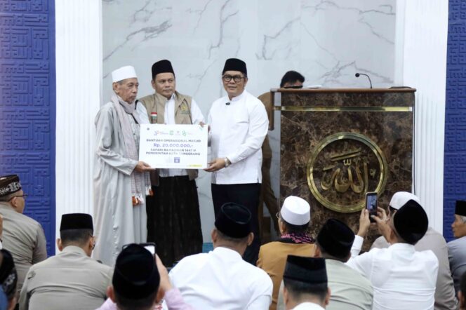 
 Wakil Wali Kota Tangerang, H. Maryono, saat menghadiri kegiatan Safari Ramadan bersama jemaah salat tarawih di Masjid Al Ikhwan, Kecamatan Ciledug. Foto: ist