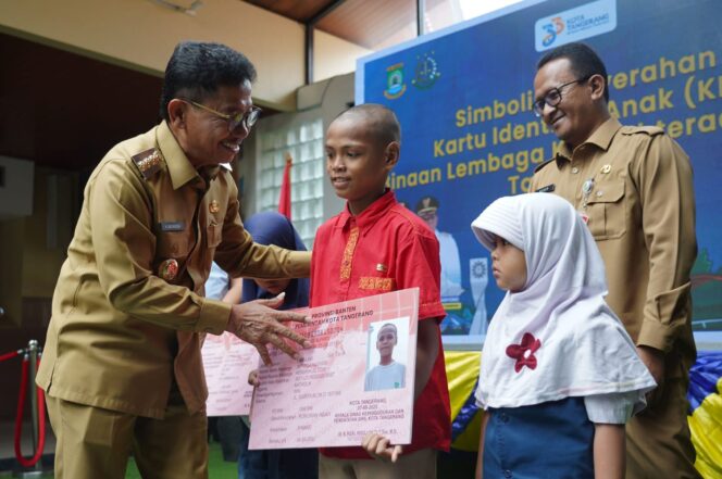 
 Wali Kota Tangerang Sachrudin Didampingi Kepala Dinas Sosial Kota Tangerang Acep Wahyudi secara simbolis menyerahkan Kartu Indentitas Anak (KIA). Foto: ist